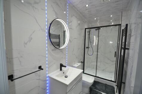 Bright, modern bathroom with marble-effect tile...