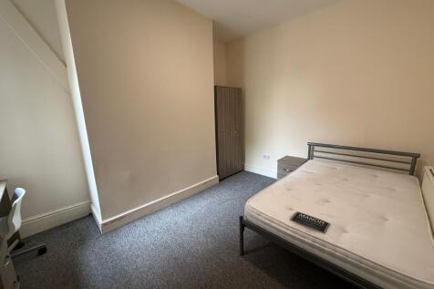 Bright, simply furnished double bedroom with a ...