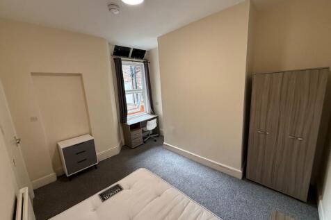 Bright, simply furnished double bedroom with a ...