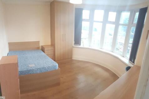 Bright double bedroom with a large bay window, ...