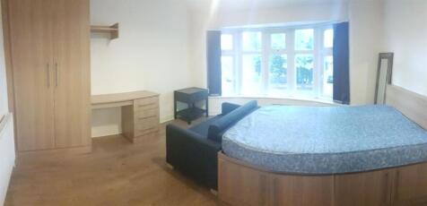 Bright, well-presented double bedroom with buil...