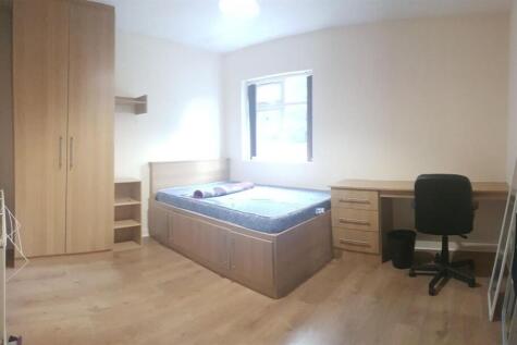 Bright, neatly presented double bedroom with bu...