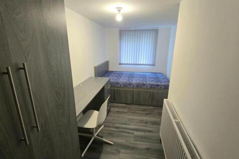 Neat single bedroom with built-in storage, fitt...