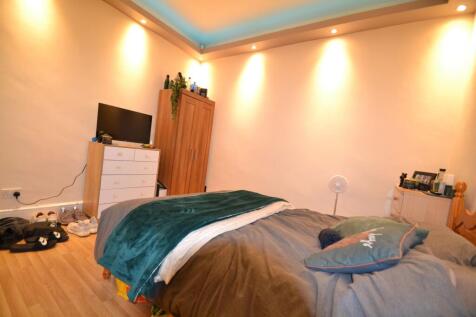 Bright, neatly presented double bedroom with re...