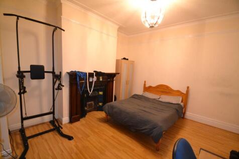 Well-presented double bedroom with wooden floor...