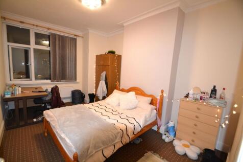 Bright, cosy double bedroom featuring a wooden ...