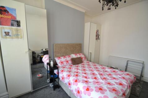 Cozy and inviting bedroom with a double bed fea...