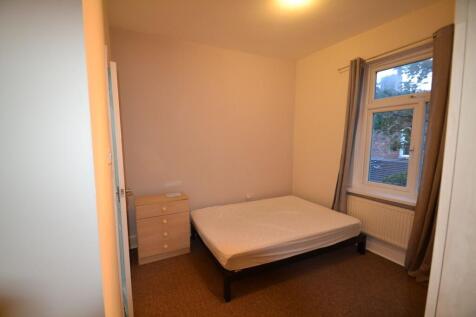 A cozy bedroom featuring a double bed positione...