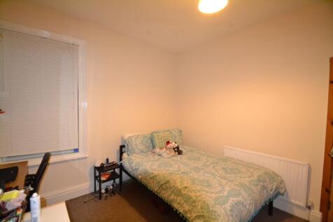 Bright, simply furnished double bedroom with pa...
