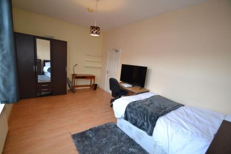 Bright, well-presented double bedroom with wood...