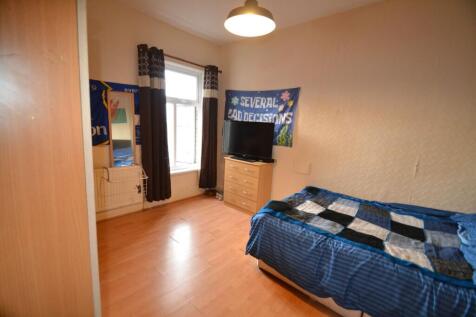 Bright, tidy single bedroom with wood-effect fl...