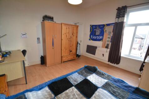 Bright, simply furnished double bedroom with la...