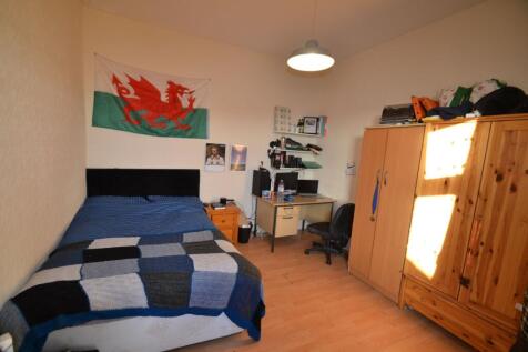 Bright, well-arranged double bedroom with a com...
