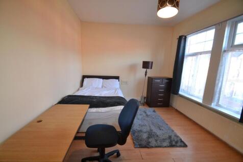 Bright double bedroom with a comfortable double...