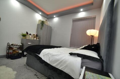 Well-presented double bedroom with a large upho...