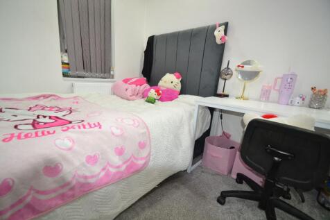 Bright, neatly presented bedroom with a plush u...