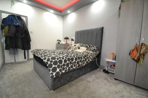 Well-presented bedroom with a comfortable doubl...