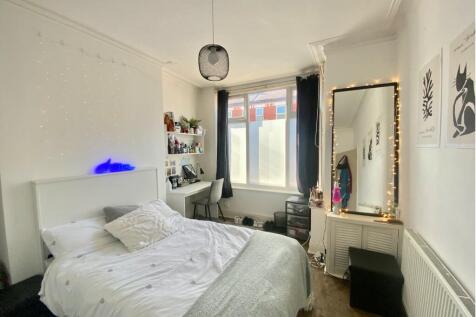 Bright, neatly presented double bedroom with a ...