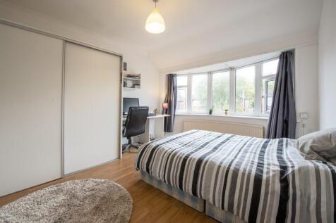 Bright, well-presented double bedroom with a la...