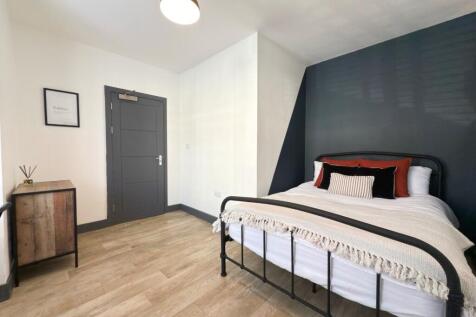 Bright, modern double bedroom with neutral déco...