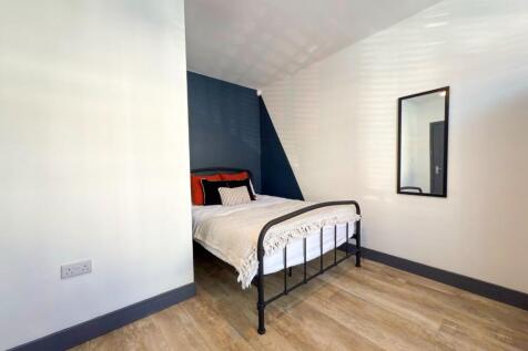 Bright, neatly presented double bedroom with a ...