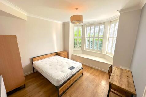 Bright double bedroom with a large bay window, ...
