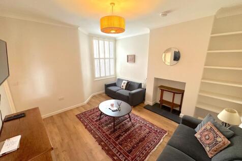 Bright, neatly presented living room with comfo...