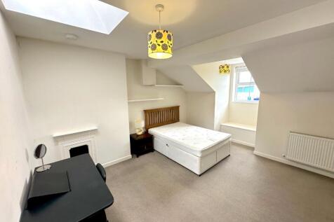 Bright, recently redecorated double bedroom wit...