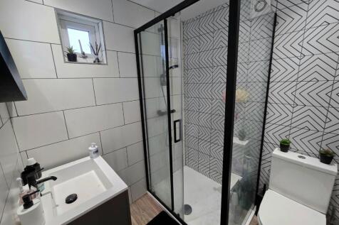 A modern and clean bathroom featuring a spaciou...
