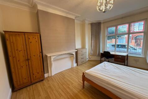 Bright, well-presented double bedroom with larg...