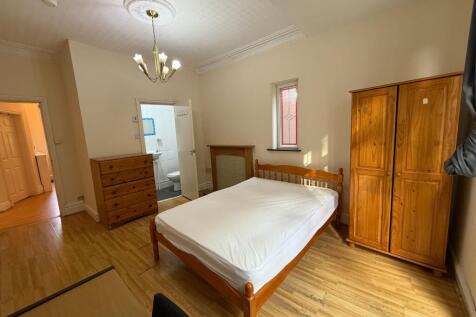 Bright, well-kept double bedroom with wooden fl...