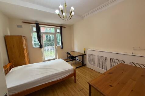 Bright, unfurnished double bedroom with large w...