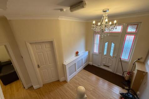 Bright, welcoming entrance hallway with decorat...