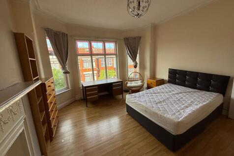Bright, well-presented bedroom with large bay w...