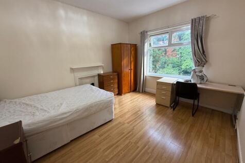 Bright, well-kept single bedroom with large win...