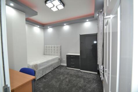 Modern, neatly finished double bedroom with a p...