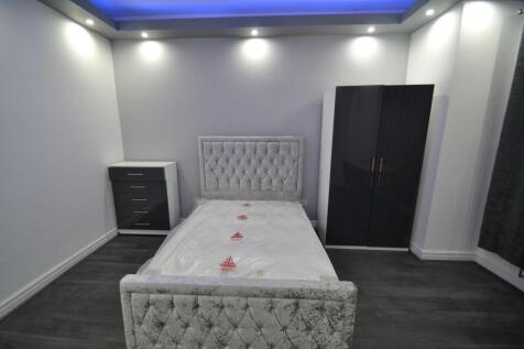 Modern, neutrally decorated bedroom with a plus...