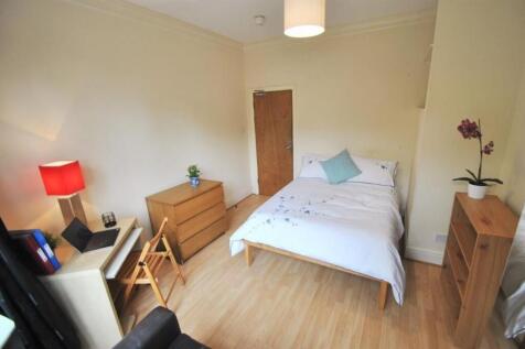 Bright, neatly presented double bedroom with a ...