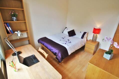 Well-presented double bedroom with a comfortabl...