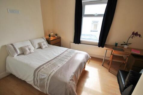 Bright, neatly presented double bedroom with a ...