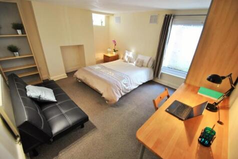 Bright, well-kept double bedroom with a comfort...