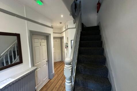 Bright, well-maintained entrance hallway with w...