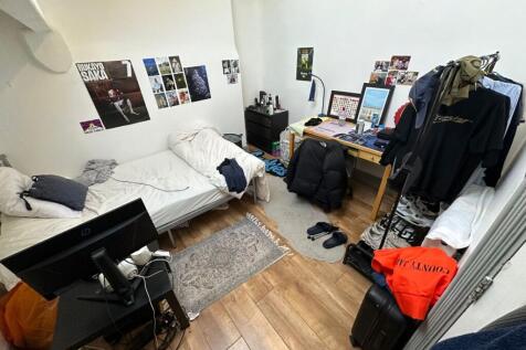 Bright, simply furnished double bedroom with tw...