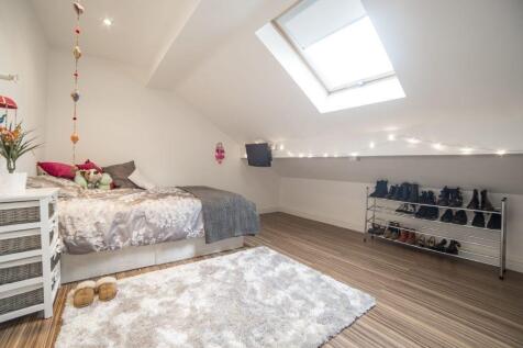 Bright attic double bedroom with a comfortable ...