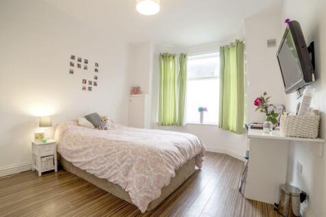 Bright, neatly presented double bedroom with a ...