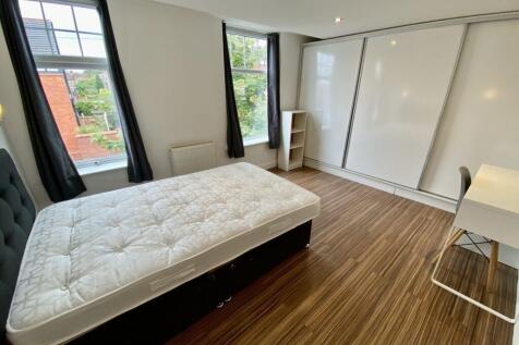 Bright, modern double bedroom with large sash-s...