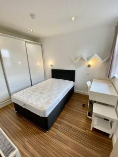 Bright, well-presented double bedroom with a co...