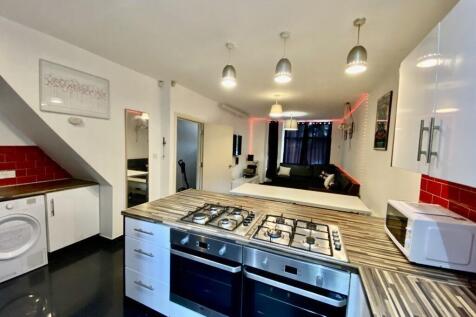 Modern open-plan kitchen with integrated gas ho...