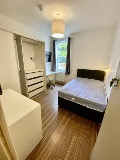 Bright, tidy single bedroom with a comfortable ...