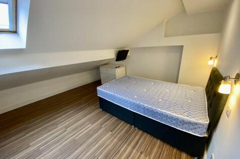 Bright, well-kept single bedroom in a converted...